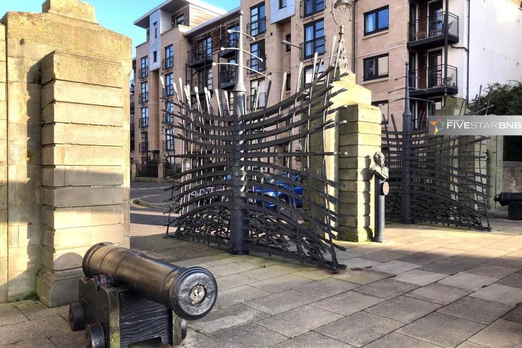 Waterfront Living In Leith With Free Parking! Daire Edinburgh Dış mekan fotoğraf